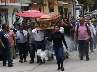 Agentes custodian el funeral de Hossein Nabor, asesinado en Guerrero