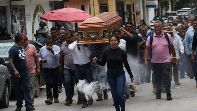 Agentes custodian el funeral de Hossein Nabor, asesinado en Guerrero