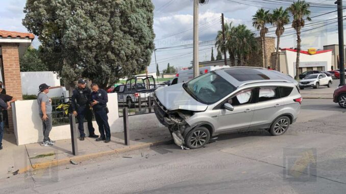 Fuerte choque en Ortiz Mena deja a mujer adulta mayor lesionada