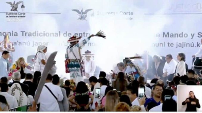 Mientras en CdMx los nuevos ministros de la SCJN, de rodillas se encomiendan a Quetzalcóatl