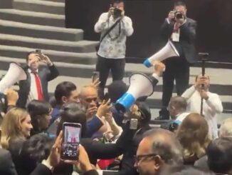 Diputados del PRI interrumpen sesión en San Lázaro con megáfonos y pancartas