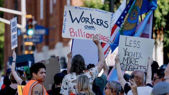 Denuncian que Trump favorece a millonarios con redadas