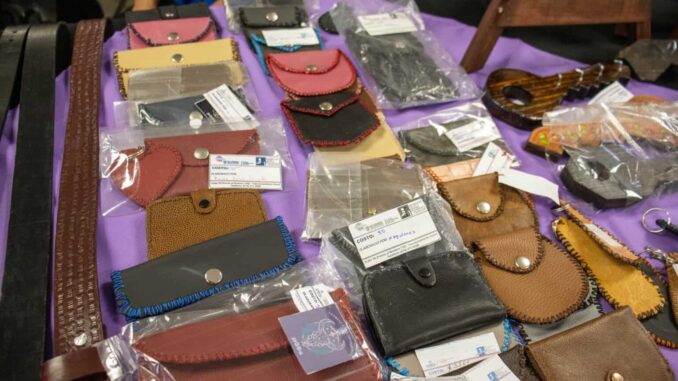 Promueven el autoempleo con venta de productos de la Escuela de Artes y Oficios y Casa de los Abuelos