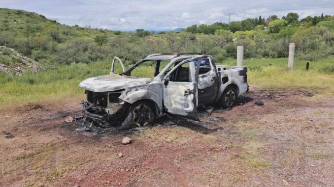Camioneta se incendia tras falla eléctrica en camino a la presa Chihuahua