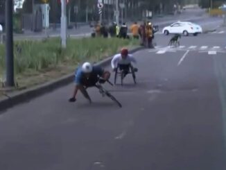 Bache tira a competidores en silla de ruedas durante Maratón CDMX