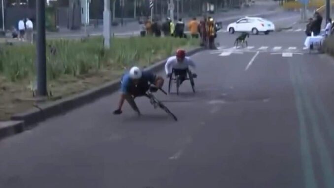 Bache tira a competidores en silla de ruedas durante Maratón CDMX