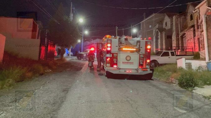Movilización de policías y bomberos por incendio en baldío de la colonia Arboledas