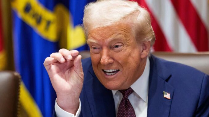 Trump amenaza a gobernador de Illinois con intervenir en Chicago por inseguridad