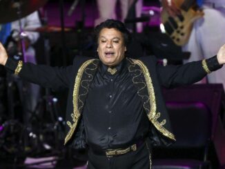 Homenaje a Juan Gabriel reúne a fans mexicanos y extranjeros en Ciudad Juárez