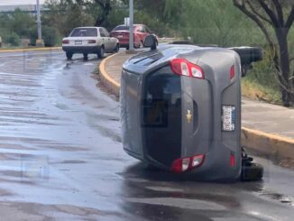 Conductora pierde el control y vuelca en avenida Fuerza Aérea