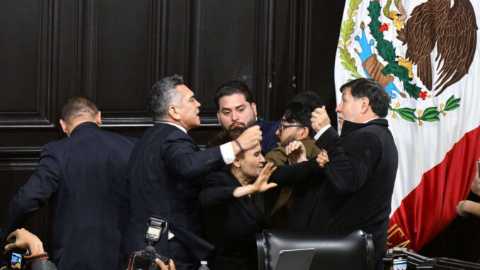 Morena señala como “cobarde” agresión de opositores en el Senado