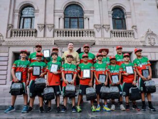 Reconoce Marco Bonilla al equipo Swing Perfecto por su histórica participación en la Little League Baseball World Series