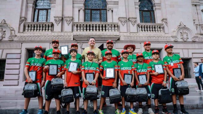 Reconoce Marco Bonilla al equipo Swing Perfecto por su histórica participación en la Little League Baseball World Series