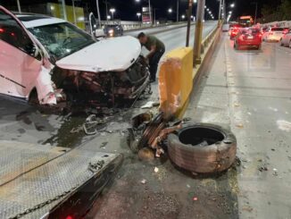 Fuerte choque  en avenidas Tecnológico  y Juan Escutia deja una camioneta con pérdida total