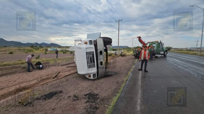 Chofer de pipa vuelca en carretera Delicias–Chihuahua