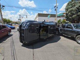 Choque múltiple en la Antonio de Montes deja camioneta volcada y una mujer lesionada