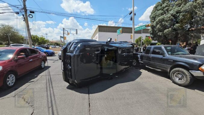 Choque múltiple en la Antonio de Montes deja camioneta volcada y una mujer lesionada