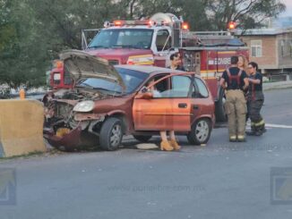 Choque en el boulevard Fuentes Mares; mujer impacta su vehículo contra muro de contención