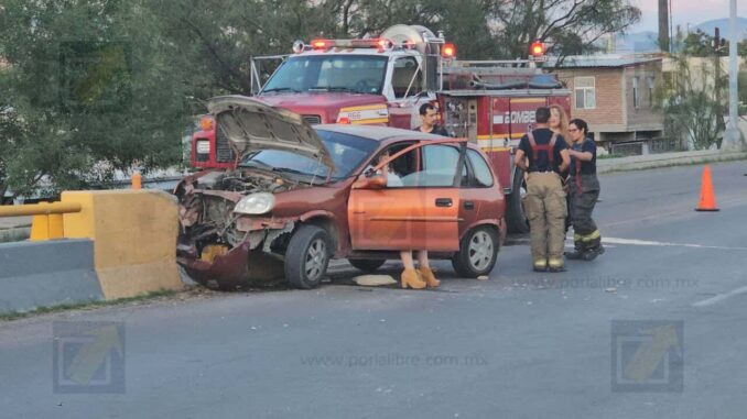 Choque en el boulevard Fuentes Mares; mujer impacta su vehículo contra muro de contención