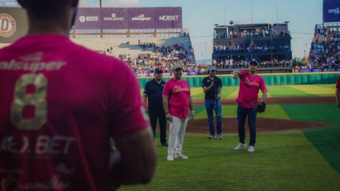 Alcalde Marco Bonilla lanza primera bola y va por el triunfo de Chihuahua