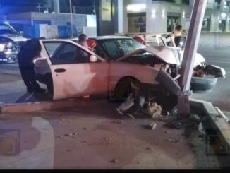 Choque contra poste en la colonia San Felipe deja dos heridos