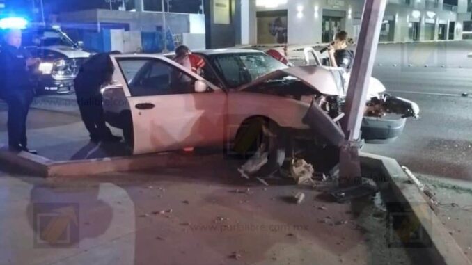 Choque contra poste en la colonia San Felipe deja dos heridos