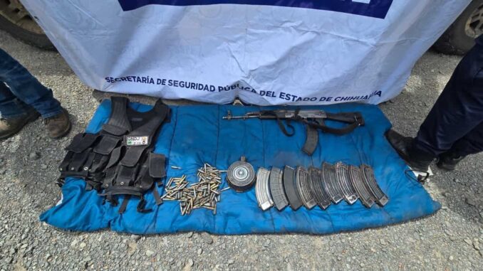 Detienen a hombre armado durante persecución; aseguran fusil, cargadores y vehículo en Madera