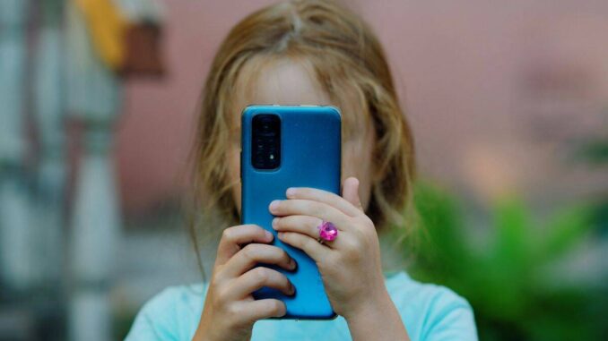 Alertan retos virales en redes sociales que ponen en peligro a niños y adolescentes