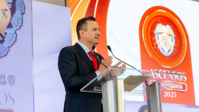 Entrega alcalde Marco Bonilla nombramientos de ascenso a 44 elementos de Bomberos
