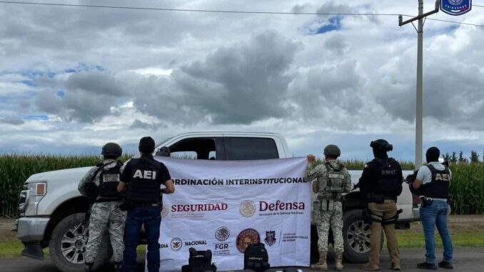 Un vehículo y armas asegurados tras enfrentamiento de policías estatales y sicarios rumbo a Bachíniva