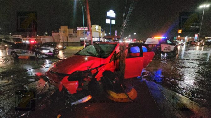 Choque entre patrulla y automóvil deja una mujer lesionada