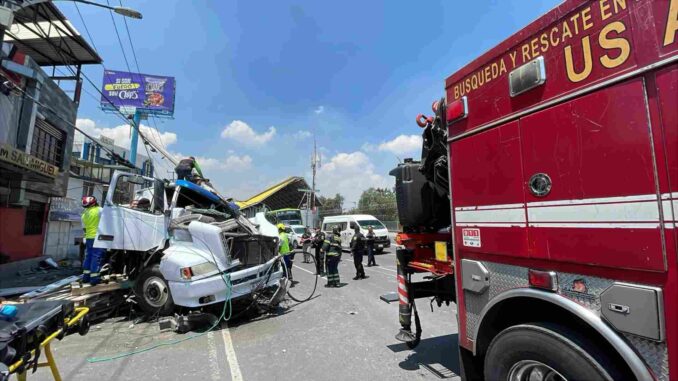 Camión de carga pierde el control en avenida 608; deja dos heridos y caos vial en la GAM
