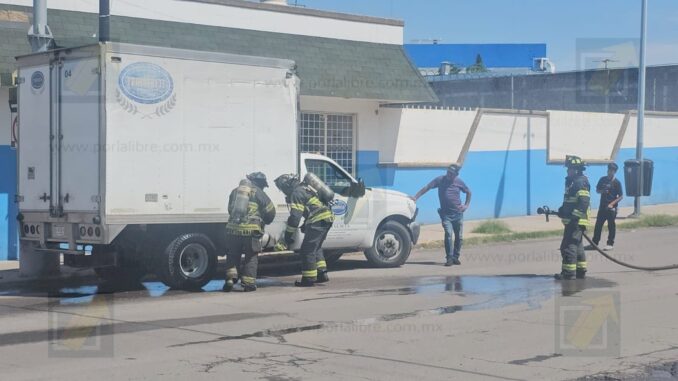 Choque entre camión urbano y repartidor provoca fuga de gas en avenida Niños Héroes