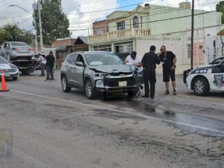 Choque múltiple en  avenida Flores Magón deja a una mujer mayor y a una niña lesionadas