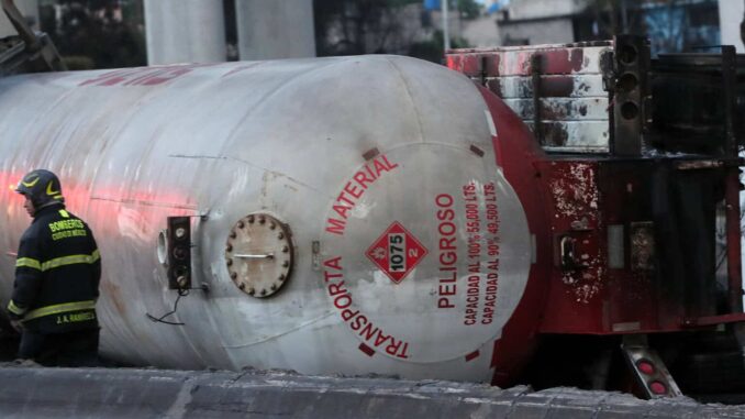 Fiscalía CDMX revela la velocidad de la pipa accidentada en Iztapalapa; descarta algún bache