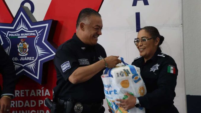 Entrega Canaco despensas a policías municipales