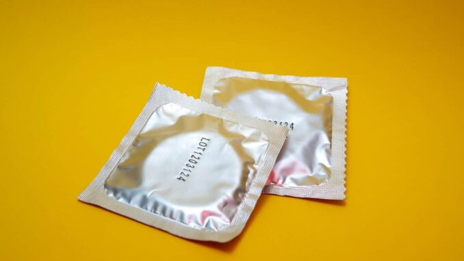 Cofepris alerta por venta de condones falsificados