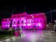 Ilumina Municipio de rosa la Plaza de Armas por la lucha contra el cáncer de mama