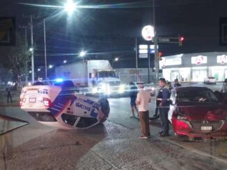 Choque y volcadura en Chihuahua 2000 deja dos lesionados