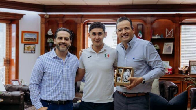 Recibe alcalde Bonilla al marchista Julio César Salazar