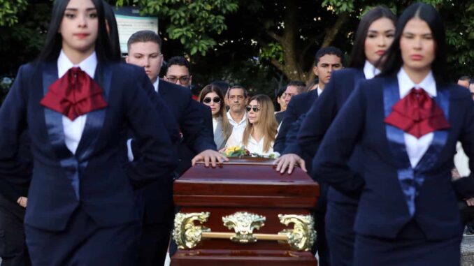 Despiden al cantante B King, asesinado en México, en un funeral con globos y palomas blancas