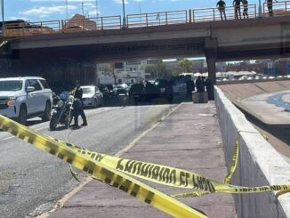 Jovencita cae desde lo alto del puente de El Trébol