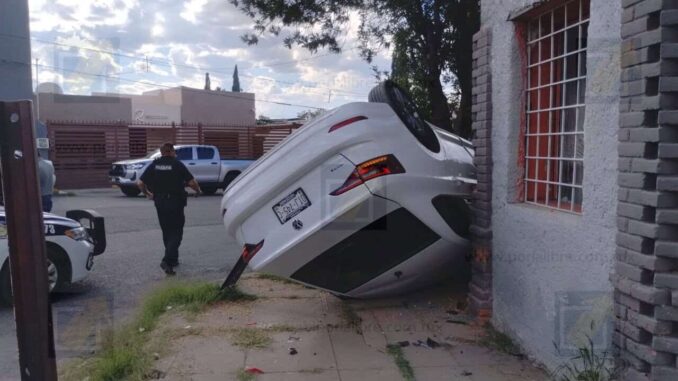 Fuerte choque con volcadura en avenida 20 de Noviembre