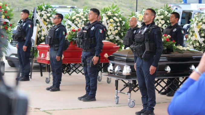 Rinden homenaje póstumo a policías caídos en cumplimiento del deber