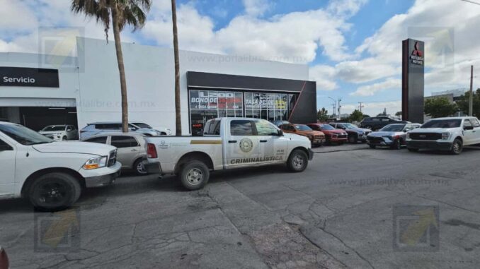 Catean agencia automotriz tras investigación por presunto resguardo de autos robados