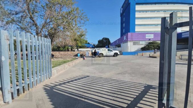 Hallan a hombre sin vida en jardinera del Hospital Regional