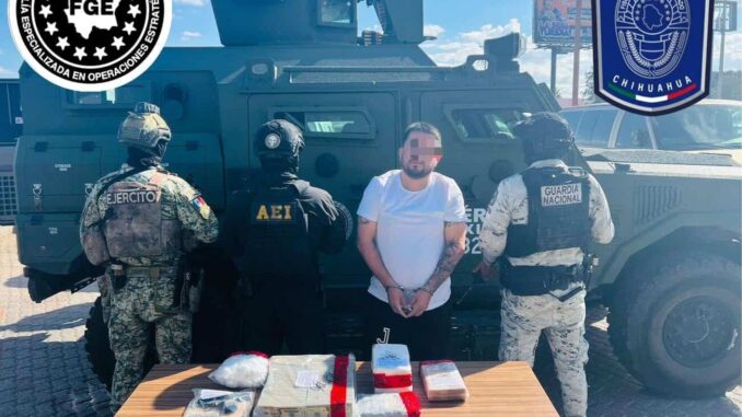 Detienen a hombre con arma, cocaína y 121 mil dólares