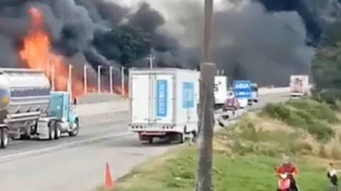 Cierran la autopista México-Puebla por choque e incendio de dos pipas