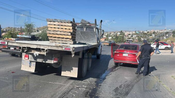 Choque entre auto compacto y camión de carga paraliza tránsito en avenida Pacheco 