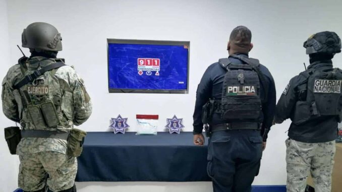 Aseguran bolsa de cristal dentro de vehículo abandonado